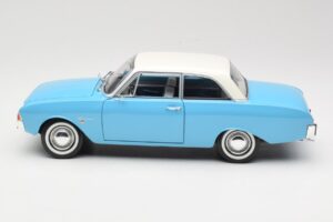 Ford Taunus 17M P2 Sinine Revell 1:18 08817 Metall - pilt 4/8