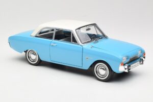 Ford Taunus 17M P2 Sinine Revell 1:18 08817 Metall - pilt 6/8