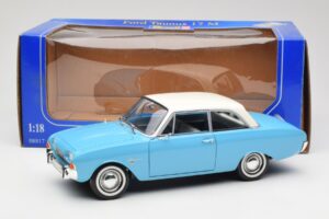 Ford Taunus 17M P2 Sinine Revell 1:18 08817 Metall - pilt 8/8