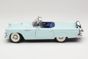 Ford Thunderbird Roheline Revell 1:18 8804-G1 Metall - pilt 4/8
