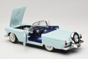 Ford Thunderbird Roheline Revell 1:18 8804-G1 Metall - pilt 5/8