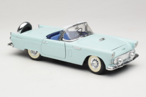 Ford Thunderbird Roheline Revell 1:18 8804-G1 Metall - pilt 6/8