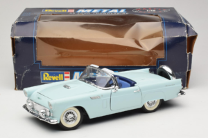 Ford Thunderbird Roheline Revell 1:18 8804-G1 Metall - pilt 8/8