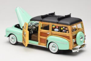 Ford Woody Panel Wagon Müntroheline Road Signature 1:18 20028 Metall - pilt 5/8