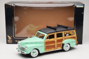 Ford Woody Panel Wagon Müntroheline Road Signature 1:18 20028 Metall - pilt 8/8