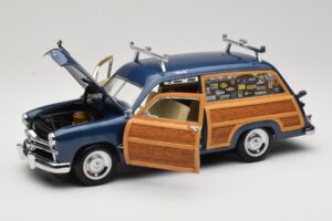 Ford Woody Station Wagon Bayview Blue Surf Shop Motor City 1:18 60002 Metall - pilt 2/8