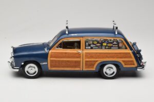 Ford Woody Station Wagon Bayview Blue Surf Shop Motor City 1:18 60002 Metall - pilt 4/8