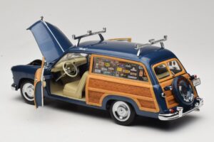 Ford Woody Station Wagon Bayview Blue Surf Shop Motor City 1:18 60002 Metall - pilt 5/8