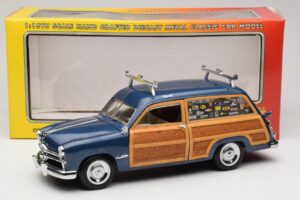 Ford Woody Station Wagon Bayview Blue Surf Shop Motor City 1:18 60002 Metall - pilt 8/8