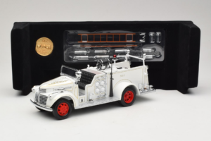 GMC Tuletõrjeauto Valge Road Signature 1:18 20068 Metall - pilt 8/9