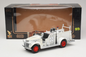 GMC Tuletõrjeauto Valge Road Signature 1:18 20068 Metall - pilt 9/9