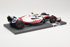 Haas VF-22 #47 M. Schumacher Bahrain GP 2022 Minichamps 1:18 117220147 Metall - pilt 3/6