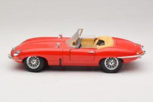 Jaguar E-Type Series 1 Kabriolett Punane Bburago 1:18 3038 Metall - pilt 4/8