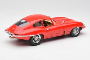 Jaguar E-Type Punane Bburago 1:18 3018 Metall - pilt 3/8