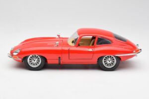 Jaguar E-Type Punane Bburago 1:18 3018 Metall - pilt 4/8