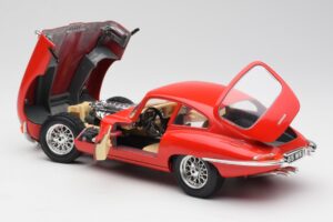 Jaguar E-Type Punane Bburago 1:18 3018 Metall - pilt 5/8