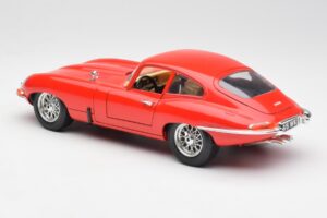 Jaguar E-Type Punane Bburago 1:18 3018 Metall - pilt 7/8