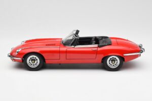 Jaguar E-Type Roadster Series III V12 Punane AUTOart 1:18 73523 Metall - pilt 4/8