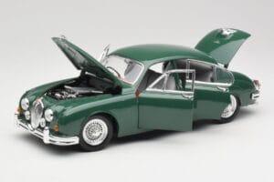 Jaguar Mark II British Racing Roheline & Sinine Sisu Maisto 1:18 59001 Metall - pilt 2/8