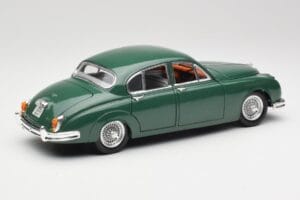 Jaguar Mark II British Racing Roheline & Sinine Sisu Maisto 1:18 59001 Metall - pilt 3/8
