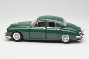 Jaguar Mark II British Racing Roheline & Sinine Sisu Maisto 1:18 59001 Metall - pilt 4/8