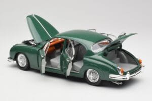 Jaguar Mark II British Racing Roheline & Sinine Sisu Maisto 1:18 59001 Metall - pilt 5/8