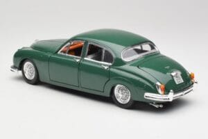 Jaguar Mark II British Racing Roheline & Sinine Sisu Maisto 1:18 59001 Metall - pilt 7/8