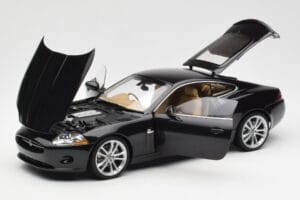 Jaguar XK-R X150 Midnight Must AUTOart 1:18 73632 Metall - pilt 2/8