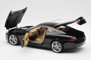 Jaguar XK-R X150 Midnight Must AUTOart 1:18 73632 Metall - pilt 5/8