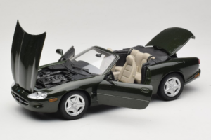Jaguar XK8 Green Metallic Helehall Salongiviimistlus Maisto 1:18 31836 Metall - pilt 2/8