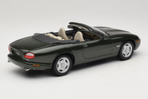 Jaguar XK8 Green Metallic Helehall Salongiviimistlus Maisto 1:18 31836 Metall - pilt 3/8