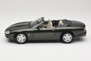 Jaguar XK8 Green Metallic Helehall Salongiviimistlus Maisto 1:18 31836 Metall - pilt 4/8