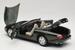Jaguar XK8 Green Metallic Helehall Salongiviimistlus Maisto 1:18 31836 Metall - pilt 5/8