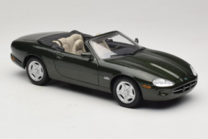 Jaguar XK8 Green Metallic Helehall Salongiviimistlus Maisto 1:18 31836 Metall - pilt 6/8