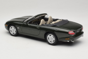 Jaguar XK8 Green Metallic Helehall Salongiviimistlus Maisto 1:18 31836 Metall - pilt 7/8
