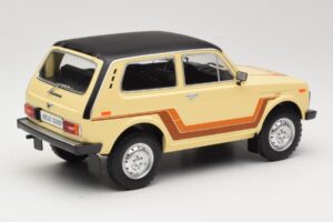 Lada Niva 2121 California Beeži MCG 1:18 MCG18004 Metall - pilt 2/6