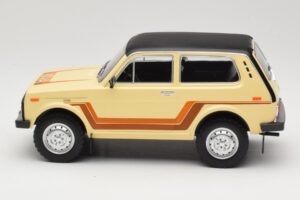 Lada Niva 2121 California Beeži MCG 1:18 MCG18004 Metall - pilt 3/6