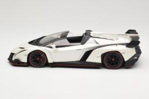 Lamborghini Veneno Roadster Valge Punase Joonega Kyosho 1:18 C09502W Metall - pilt 3/6