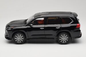 Lexus LX570 J200 Must LCD 1:18 LCD18010-BL Metall - pilt 4/8