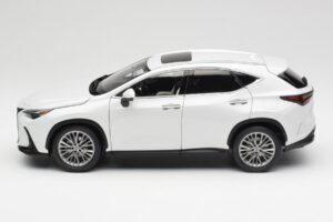 Lexus NX450h+ AZ20 Valge Kyosho 1:18 08968Q Vaik - pilt 4/8