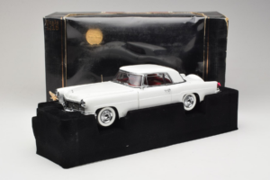 Lincoln Continental Mark II Valge Road Signature 1:18 20078-P1 Metall - pilt 6/6