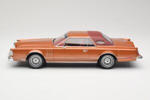 Lincoln Continental Mark V Crystal Apricot Metallic MCG 1:18 MCG18370 Metall - pilt 3/6