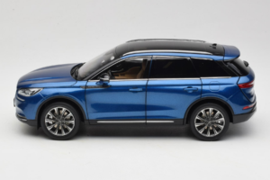 Lincoln Corsair Sinine OEM 1:18 LINCOLN001 Metall - pilt 4/8