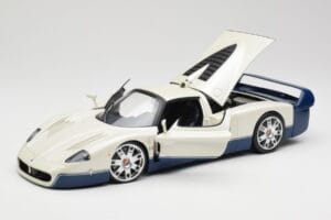 Maserati MC12 Valge Sinine Hot Wheels 1:18 G7158 Metall - pilt 2/8