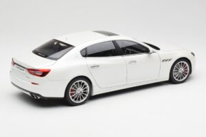 Maserati Quattroporte VI GTS Alpine Valge AUTOart 1:18 75808 Metall - pilt 3/8