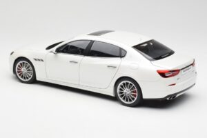 Maserati Quattroporte VI GTS Alpine Valge AUTOart 1:18 75808 Metall - pilt 7/8