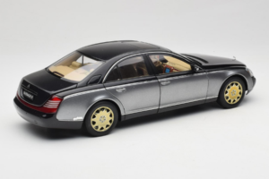 Maybach 57 SWB Caspian Black Himalayas Grey AUTOart 1:18 76151 Metall - pilt 3/9