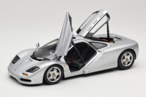 McLaren F1 Hõbedane UT Models 1:18 530133180 Metall - pilt 2/8