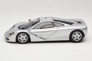 McLaren F1 Hõbedane UT Models 1:18 530133180 Metall - pilt 4/8