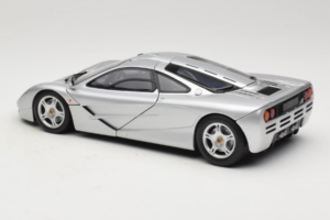 McLaren F1 Hõbedane UT Models 1:18 530133180 Metall - pilt 7/8